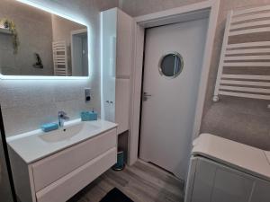 加茨比亚格拉Amko Style Apartament Nord 6 Willa Nord的一间带水槽和镜子的浴室