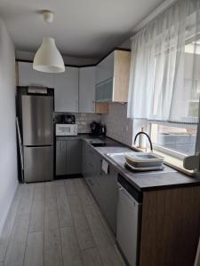 加茨比亚格拉Amko Style Apartament Nord 6 Willa Nord的厨房配有不锈钢用具和窗户