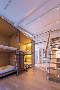 曼谷Boxpackers Pratunam的带双层床和楼梯的客房