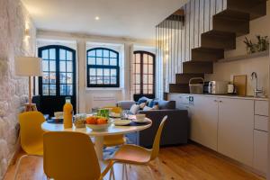 波尔图AgapeStay Porto的厨房以及带桌椅的起居室。