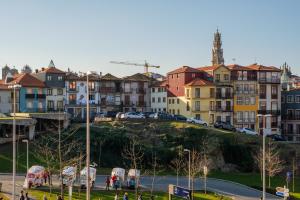 波尔图AgapeStay Porto的街道上拥有建筑物和汽车的城市