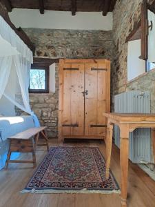 Monte San PietroCa' Lo Spicchio的一间卧室配有一张床和一张木桌