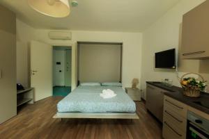 蒂勒尼亚Residence San Francesco的一间卧室配有一张床和一台平面电视