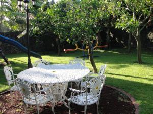 迪坡斯特兰迪坡斯特兰城拉斯卡西塔斯酒店的一个带游乐场的庭院内的桌椅