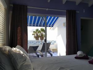 Sabana WestpuntMarazul Dive Apartment F1的一间卧室配有一张床,享有海景