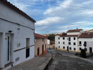 卡塞雷斯Consolación17的白色建筑城镇中一条空的街道