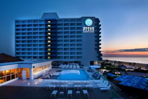 朗布兰奇海洋广场度假酒店及水疗中心的黄昏时可欣赏到海洋宫殿酒店的景色