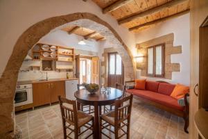 KástellosVilla Veneciana with Heated Pool的厨房以及带桌子和沙发的客厅。