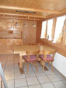 圣安特尼恩Ferienwohnung Haus Bord的厨房配有木桌和两把椅子