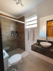 佩尼多Hotel Bertell的一间带卫生间和水槽的浴室