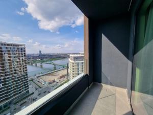 贝尔格莱德BW Aria luxury的从大楼的窗户欣赏河景