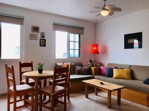 科蒂略Casa Sunshine Cotillo Mar的客厅配有沙发和桌椅