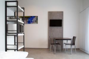 阿伦Apartmenthaus Renz的一间带桌子和电视的用餐室