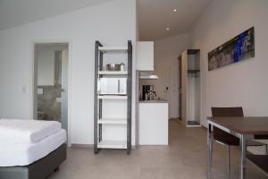 阿伦Apartmenthaus Renz的配有床和桌子的房间以及厨房