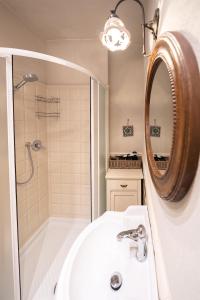 蒙特罗索阿尔马雷艾琳酒店的一间带水槽、淋浴和镜子的浴室