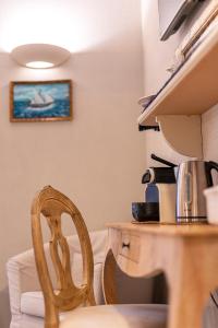 蒙特罗索阿尔马雷艾琳酒店的桌子旁的椅子和咖啡壶