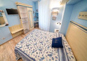 蒙特罗索阿尔马雷艾琳酒店的蓝色客房中一间带床的卧室