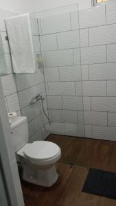 SJMCasa de Campo Nerys的一间位于客房内的白色卫生间的浴室