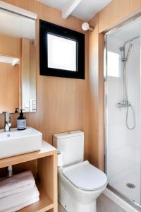 圣塞瓦斯蒂安Wecamp San Sebastián的浴室配有卫生间、盥洗盆和淋浴。