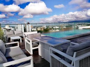 圣地亚哥洛斯卡巴Suites Room Soha II的享有游泳池景致的阳台