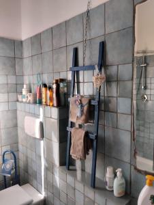 切奇纳L'isola felice的浴室设有瓷砖墙面上的毛巾架