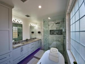 奥斯汀Cozy modern house - Near SXSW and other events的一间带两个盥洗盆和淋浴的浴室