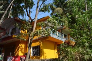 莫尔吉姆chill out home morjim的带阳台和树木的黄色建筑