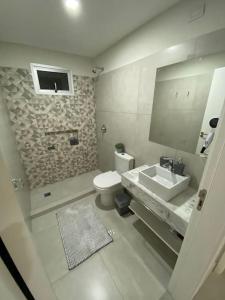 La MercedesElegante y fino departamento a estrenar!的一间带水槽、卫生间和镜子的浴室