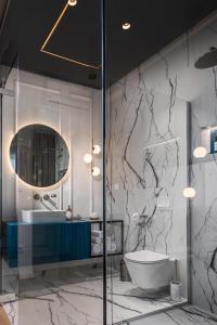 里耶卡Dream Fiumara Apartments的带浴缸、水槽和镜子的浴室