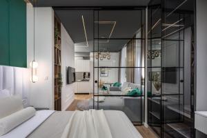 里耶卡Dream Fiumara Apartments的一间卧室设有一张床和一间客厅。