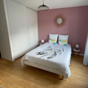 瓦讷LE LAC au DUC的一间卧室配有一张带粉红色墙壁的大床