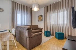 马亚Spacious House in Porto for family and friends的客厅配有沙发和桌子