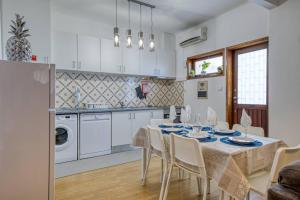 马亚Spacious House in Porto for family and friends的厨房以及带桌椅的用餐室。