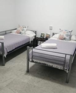 伊维萨镇Coordenadas Ibiza的配有两张床的客房内。