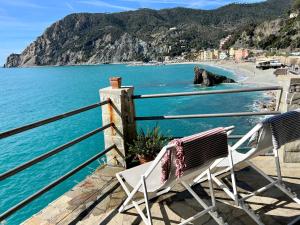 蒙特罗索阿尔马雷德尔多甘尼耶度假屋的海滩景阳台的两把椅子