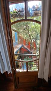 布宜诺斯艾利斯Boutique Hotel Casa Rugantino的开放式玻璃门,享有阳台的景色
