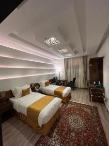 麦地那فندق الليالي الحالمة的酒店客房带两张床和地毯