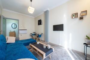 塞萨洛尼基T’ Giorgio Apartment的客厅配有蓝色的沙发和桌子