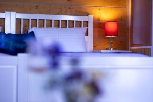 怀特霍斯北极光度假酒店及水疗中心的一间卧室配有一张床和一盏红灯