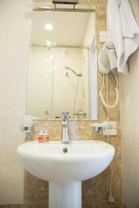 巴库Town Gates Hotel的浴室设有白色水槽和镜子