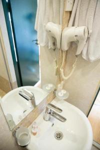 巴库Town Gates Hotel的浴室设有白色水槽和镜子