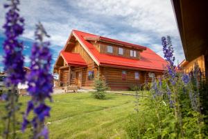 怀特霍斯北极光度假酒店及水疗中心的小木屋,设有红色屋顶和花卉