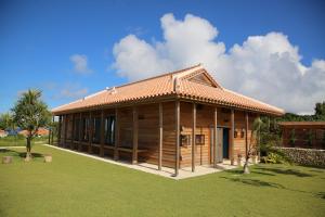 石垣岛Yoga Retreat Village, kSaNa Female Only -Vacation STAY 93185v的木屋,设有瓷砖屋顶