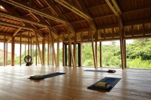 石垣岛Yoga Retreat Village, kSaNa Female Only -Vacation STAY 93185v的一间房间,地板上设有三个瑜伽垫