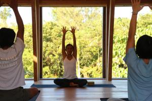 石垣岛Yoga Retreat Village, kSaNa Female Only -Vacation STAY 93185v的一群人在窗户房间里做瑜伽