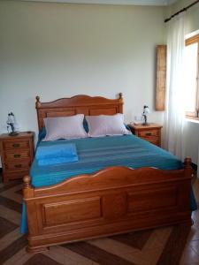 比利亚维西奥萨Casa Nieves的一间卧室配有一张大木床和蓝色床单