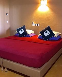 蒂瑟默哈拉默麦维里吉酒店的一张带两个黑白枕头的床