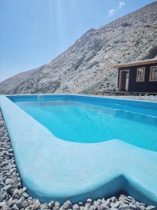 Monte GrandeRefugio Alma de Montaña, piscina privada的房屋前的游泳池