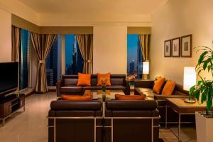 迪拜福朋喜来登扎耶德路酒店的带沙发和平面电视的客厅