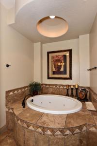 华盛顿B11-Red Cliff Suite-Second Floor 3-bedroom Sunset view的一间大浴室,内设一个大浴缸